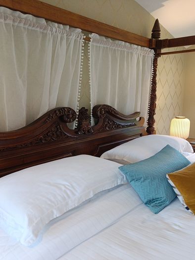 Four poster carved Indonesian bed super king incl bedside tables and dresser