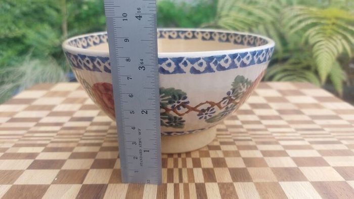 Beautiful Nicholas Mosse Medium Bowl in the Popular but Discontinued Kilfane Rose Pattern, Circa 1996-2004