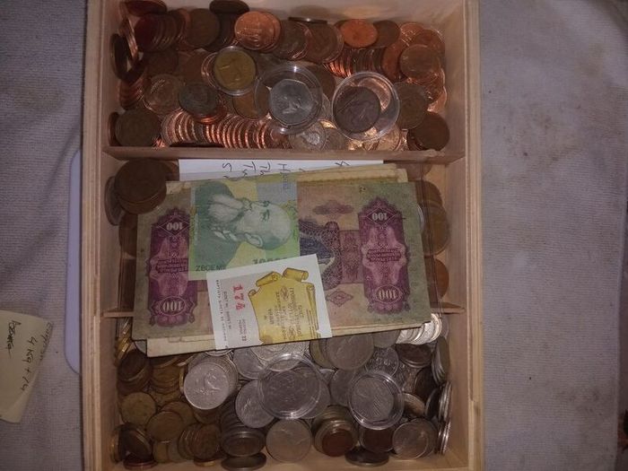 4 kg.coins+14 banknotes.
