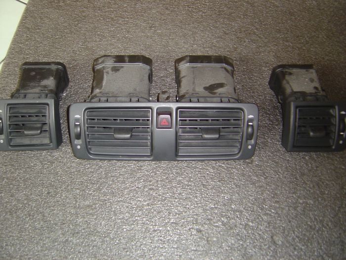 VOLVO -   dashboard grilles airflow