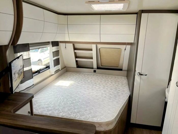 2023 Hobby 6 berth caravan, like new.