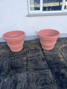 2 planter pots