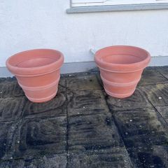 2 planter pots