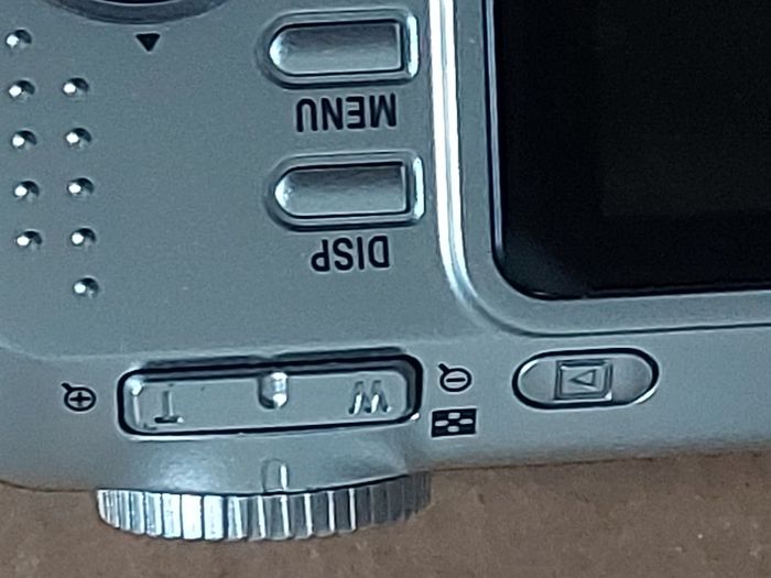 Sony Cyber-Shot Model DSC-S650, 7.2 Megapixels, Takes 2 x AA Baterys, in excellent working and cosmetic condition