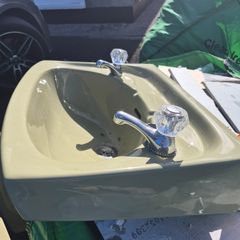 Avocado sink and top of toliet retro style