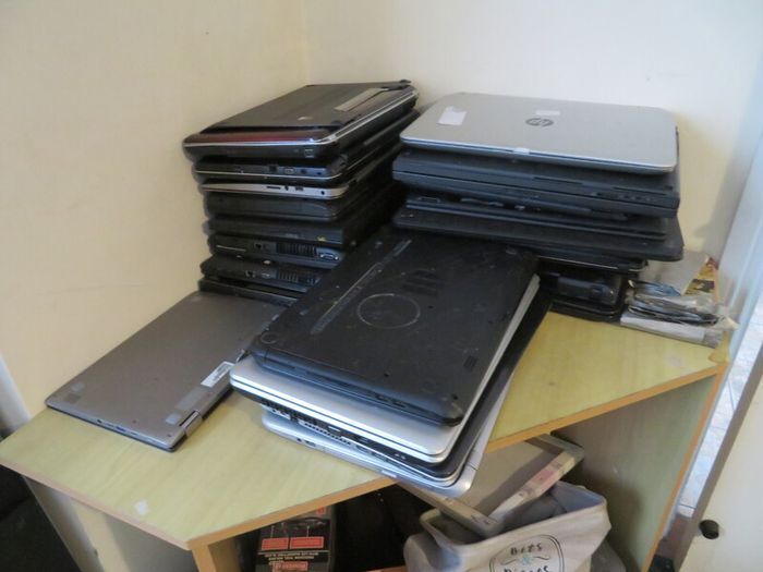 48 Laptops, for parts / repair ONLY