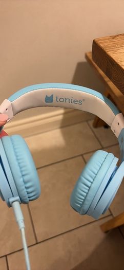 TonieBox with Headphones and 2  Characters