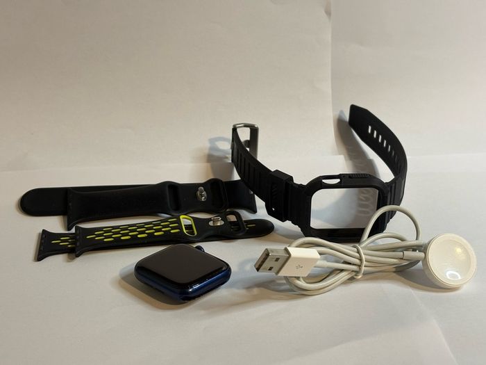 Apple watch series 6, fully working, 3 straps encluded, 2 chargers.
