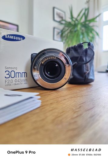 Samsung NX 30mm F2