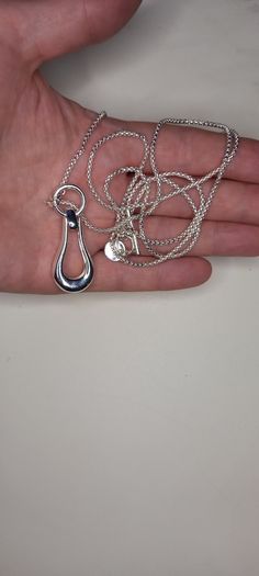 Vintage jewelry is sold individually for 5 to 10 euros