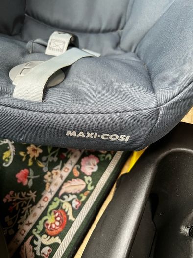 Maxi Cosi car seat + 2 iso fix bases