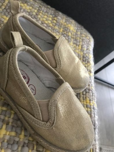 Lovely shoes for girl size 21 junior