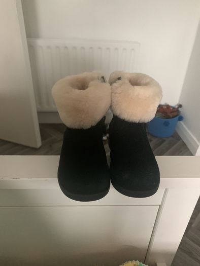 kids Uggs size 6
