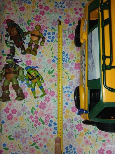 Teenage Mutant Ninja figure  Playset and figures (Please Read)