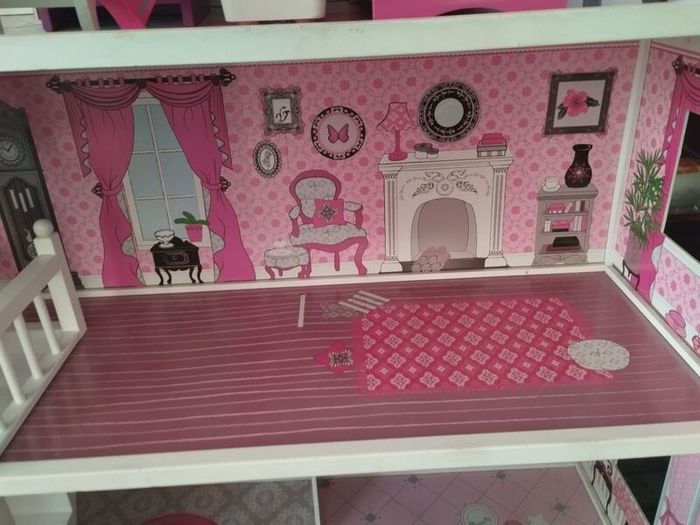 Large Doll House