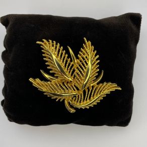 Vintage brooch by Lisner