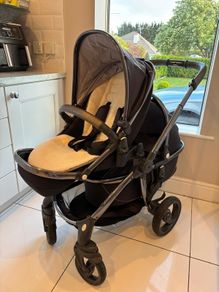 Egg stroller, carrycot and car seat and iso fix travel system