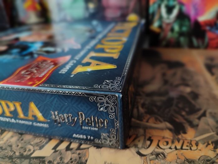 Pictopia ! Harry Potter Edition ! The Ultimate Picture-Trivia Family Game ! Includes Fantastic Books ! by Ravensburger !