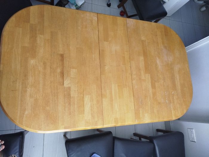 Extendable kitchen table