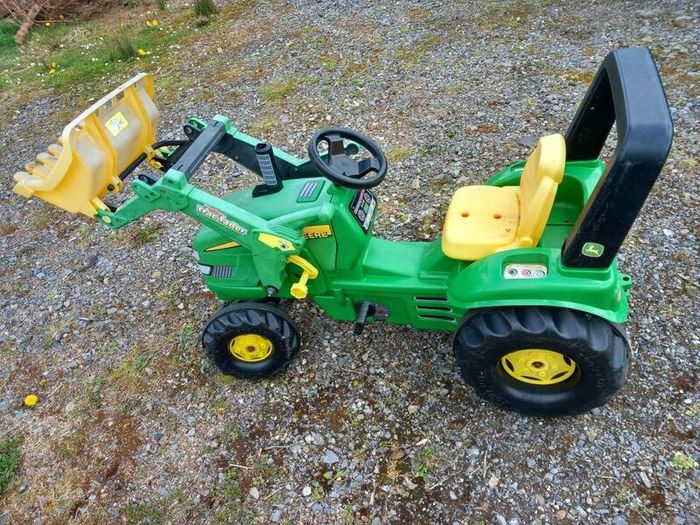 LittleTykes folding slide . 85 EURO and John deere Ride on tractor 40 euro