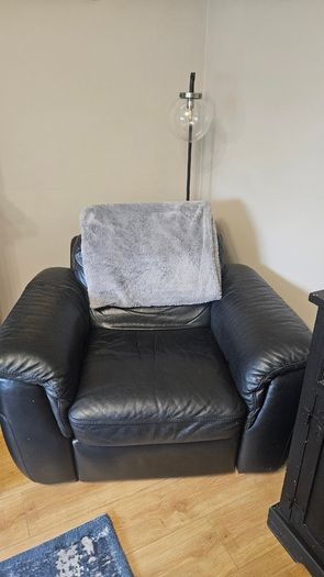 Natuzzi black 3 piece leather sofa and 2 seats