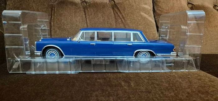 Mercedes Benz 1:18 model car