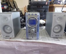 HITACHI Music System, Model AX-M67, & 2 Hitachi 4 Ohm Speakers, Radio, CD and AUX, in very good condition