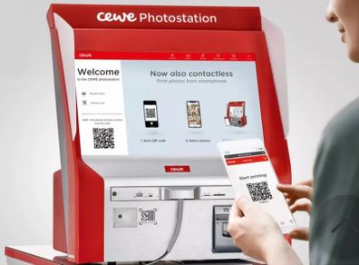 CEWE instant print photo kiosk