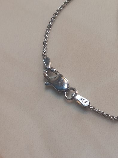 Beautiful diamond pendant 18ct white gold 19 round brilliant cut diamonds 2g, D18 free reg post