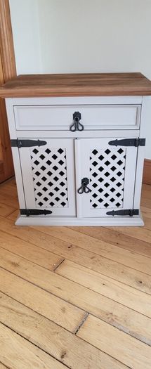 2 Bedside lockers