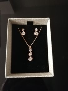 nice earring and necklace set for sale brand new.