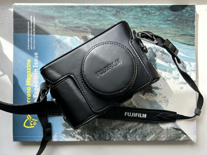 Fujifilm X100VI Black Mint Condition Boxed plus Extras (Case, 128GB Card, Receipt)