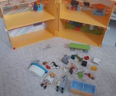 Playmobil foldable pet CLINIC HOSPITAL with carry handle