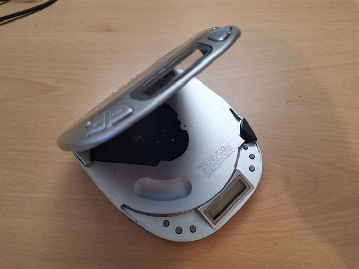 AIWA XP-V312 Portable CD Player