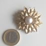 Vintage gold tone flower faux pearl brooch 16.7g Image 3