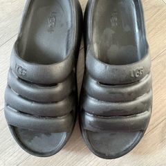 Ugg Slidders