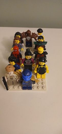 Lego minifigures and accessories