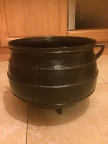 iron pot three leg size 8