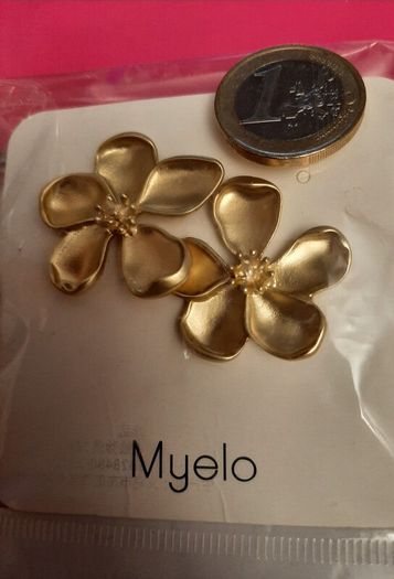 New earrings daisy design unopened packaging