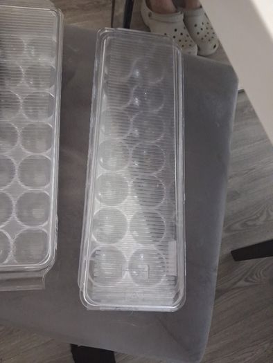 2 stroage egg holders