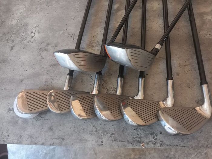 Dunlop golf clubs and bag with stand. Right handed clubs.