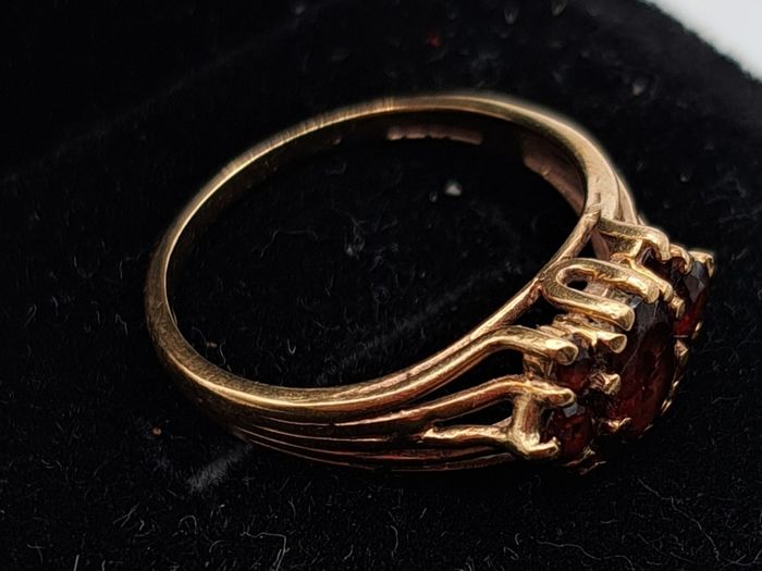 Vintage 9ct  yellow gold garnet ring