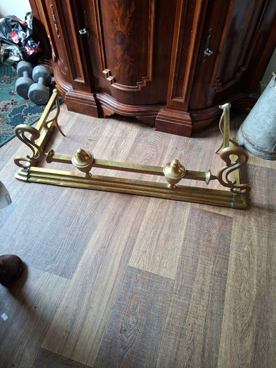 Beautiful Antique Victorian Art Nouveau Brass Fireplace Fender features ornate scrolling end terminals and central urn finials,