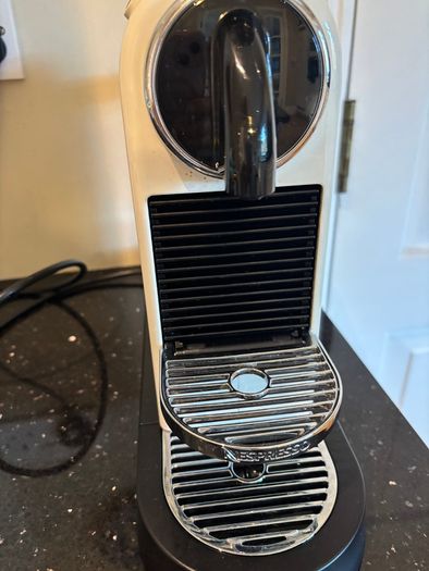 Nespresso espresso machine, milk frother and cups