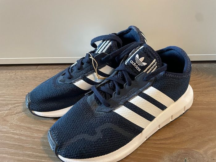 kids runners trainers Adidas swift run X Core  size 2 brand new