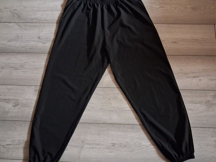 x4 Bundle - Brand New Womens Mixture Bundle - Size - XXL - Smaller Fit More A Size - U.K.16 - x3 Bundle - Bottoms - RRP - 49.74 & x1 - T-Shirt - RRP - 80.00 Dollars = RRP - 125.00+