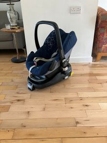 Maxi cosi pebble & isofix base. Suitable from new born