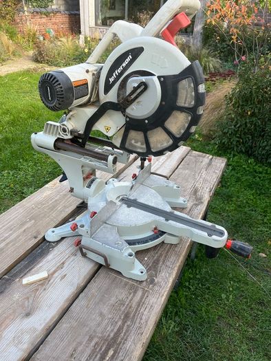 cross cut mitre saw