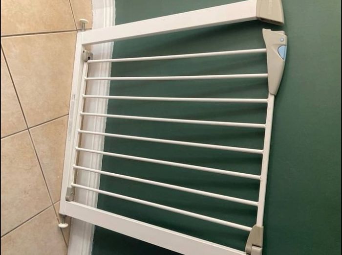 Baby safety gate