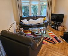 Stunning  Black Leather Sofa Set + 2 Matching Armchairs (Smoke & Pet Free)